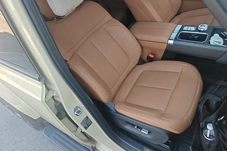 Used iCAR V27 2026 Model 200KM Four-Wheel Drive Falcon 700 Right Front Seat