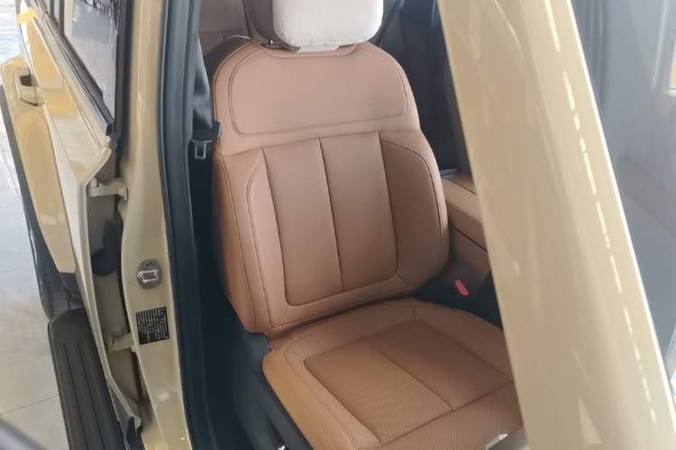 Used iCAR V27 2026 Model 200KM Four-Wheel Drive Falcon 700 Right Front Seat