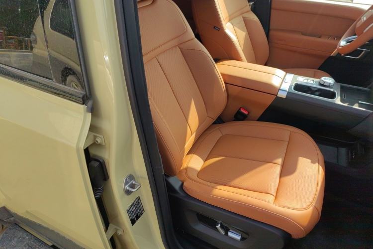 Used iCAR V27 2026 Model 200KM Four-Wheel Drive Falcon 700 Right Front Seat