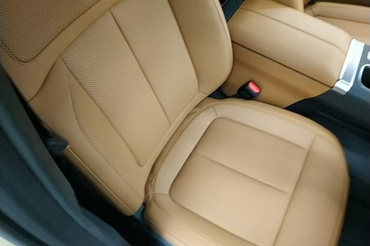 Used iCAR V27 2026 Model 200KM Four-Wheel Drive Falcon 700 Right Front Seat