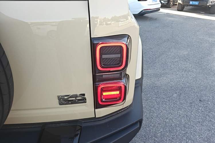 Used iCAR V27 2026 Model 200KM Four-Wheel Drive Falcon 700 Right Rear Taillight
