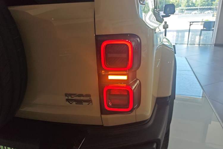 Used iCAR V27 2026 Model 200KM Four-Wheel Drive Falcon 700 Right Rear Taillight