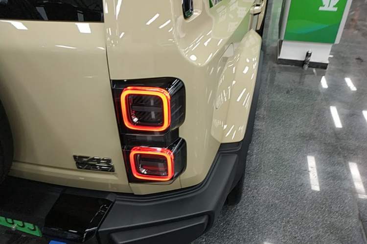 Used iCAR V27 2026 Model 200KM Four-Wheel Drive Falcon 700 Right Rear Taillight
