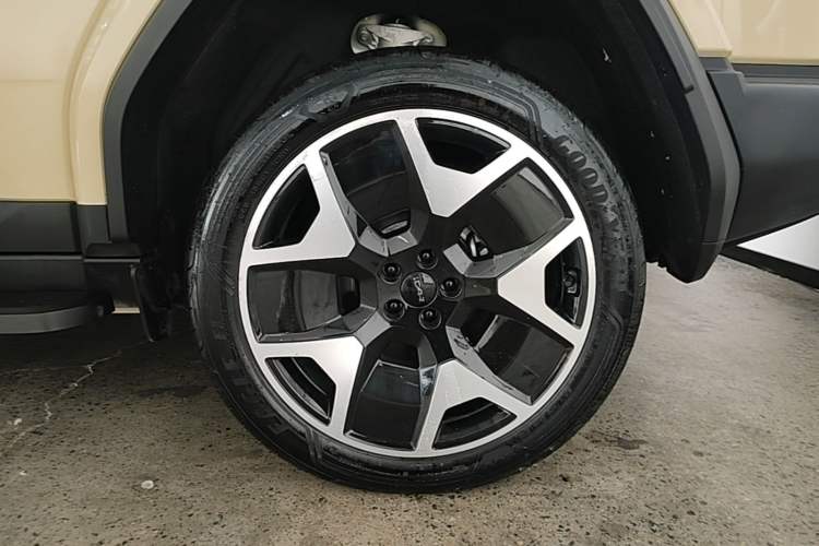 Used iCAR V27 2026 Model 200KM Four-Wheel Drive Falcon 500 Right Rear Wheel Hub
