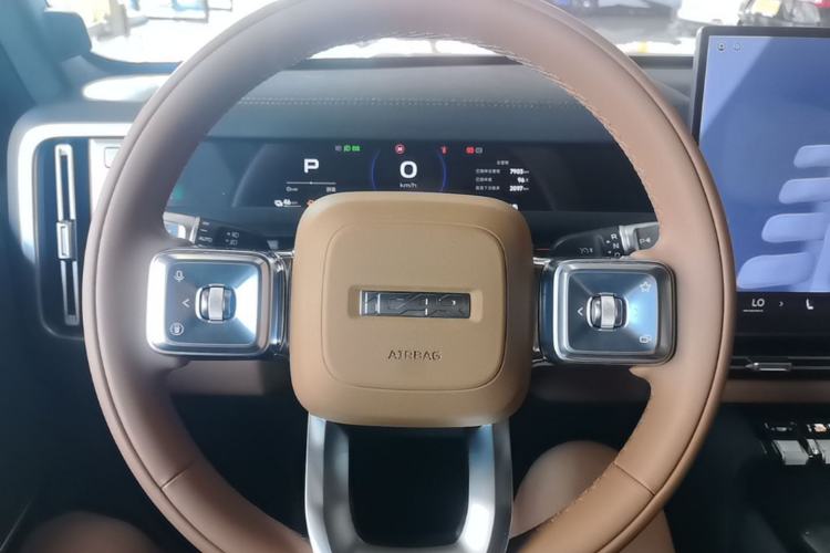 Used iCAR V27 2026 Model 200KM Four-Wheel Drive Falcon 700 Steering Wheel