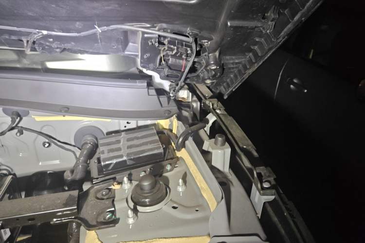Used iCAR V23 2025 401 Two-Wheel Drive Advanced Edition Engine Bay Left