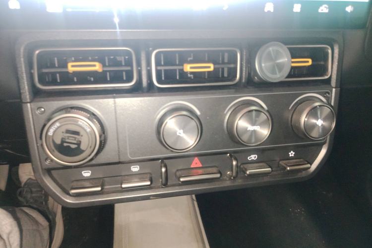 Used iCAR V23 2025 501 Four-Wheel Drive Intelligent Driving Version Audio And AC Panel
