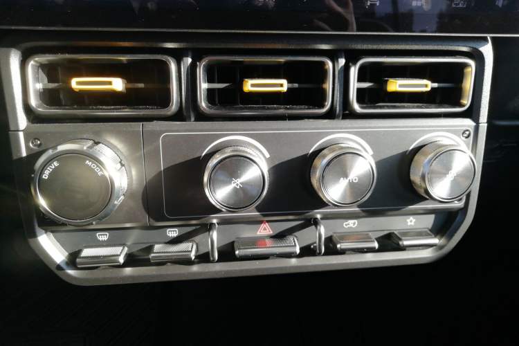 Used iCAR V23 2025 401 Two-Wheel Drive Intelligent Driving Version Audio And AC Panel