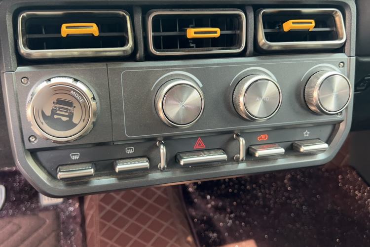 Used iCAR V23 2025 401 Two-Wheel Drive Advanced Edition Audio And AC Panel