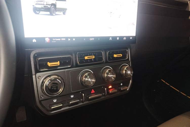 Used iCAR V23 2025 401 Two-Wheel Drive Advanced Edition Audio And AC Panel