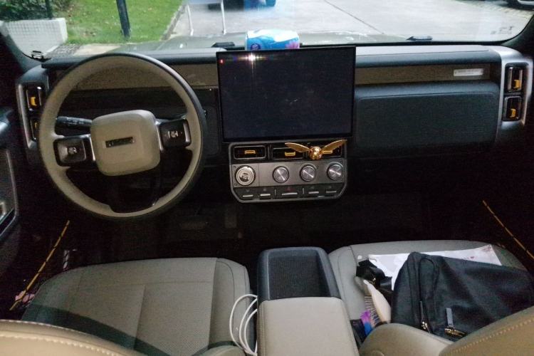 Used iCAR V23 2025 401 Two-Wheel Drive Intelligent Driving Version Center Console