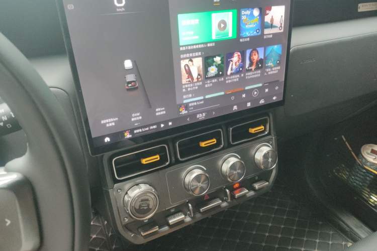 Used iCAR V23 2025 401 Two-Wheel Drive Intelligent Driving Version Audio And AC Panel