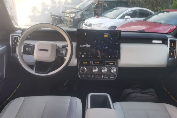 Used iCAR V23 2025 401 Two-Wheel Drive Intelligent Driving Version Center Console
