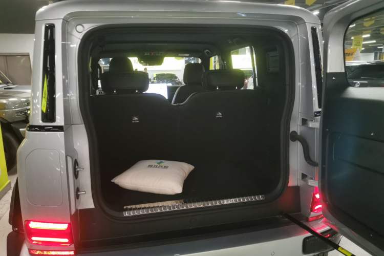 Used iCAR V23  Trunk