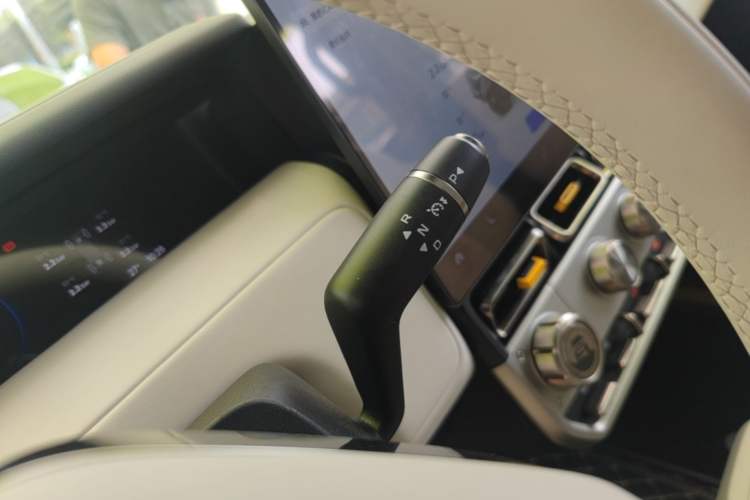 Used iCAR V23 2026 Model 401 Two-Wheel Drive Super Sports Edition Gear Lever