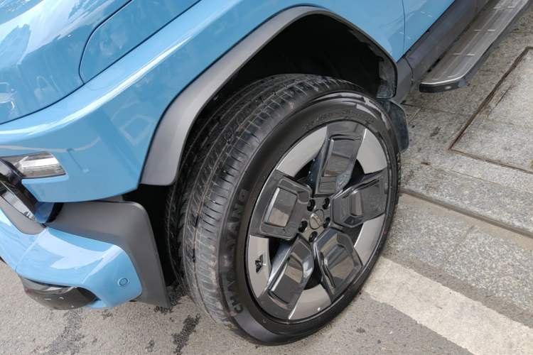 Used iCAR V23 2026 Model V23S 501 Four-Wheel Drive Peak Performance Edition Left Front Wheel Hub