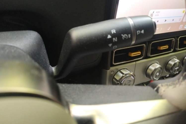Used iCAR V23 2026 Model 550 Two-Wheel Drive Super Sports Edition Gear Lever