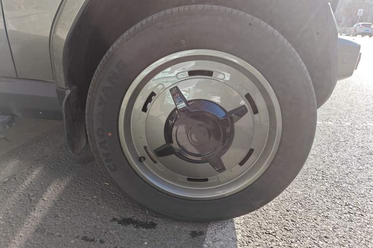 Used iCAR V23 2026 Model 401 Two-Wheel Drive Super Sports Edition Right Front Wheel Hub