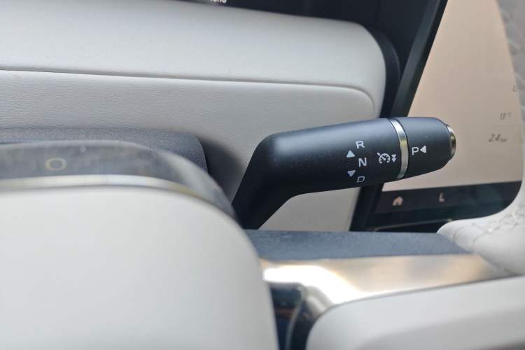 Used iCAR V23 2026 Model 550 Two-Wheel Drive Super Sports Edition Gear Lever