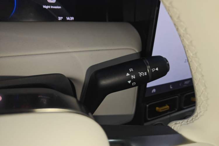 Used iCAR V23 2026 Model 401 Two-Wheel Drive Super Sports Edition Gear Lever