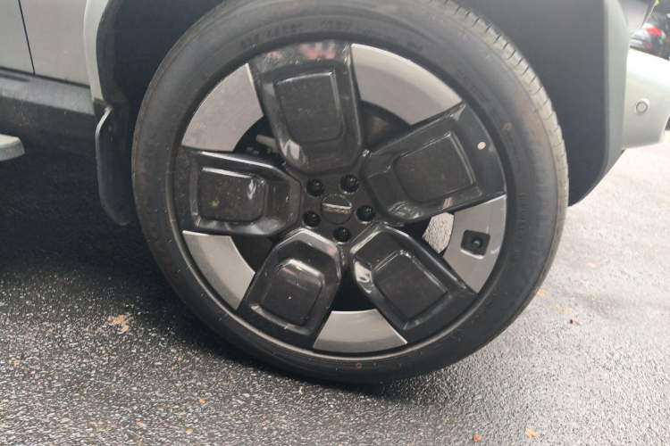 Used iCAR V23 2026 Model V23S 501 Four-Wheel Drive Peak Performance Edition Right Front Wheel Hub