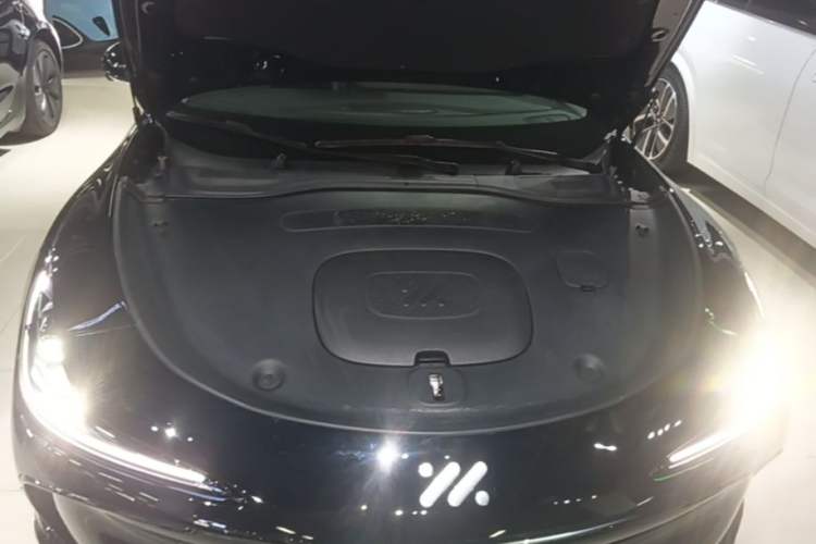 Used IM L6 2024 Max Extended-Range Version Engine Bay