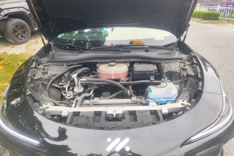 Used IM L6 2024 Max Extended-Range Version Engine Bay