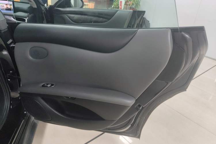 Used IM L6 2024 Max Enhanced Performance Edition Right Rear Door Interior