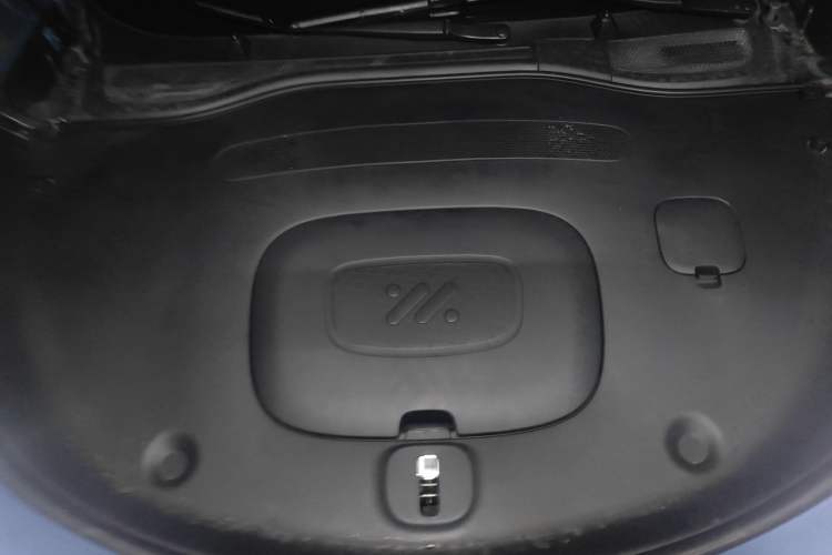 Used IM L6 2024 Max Extended-Range Version Engine Bay
