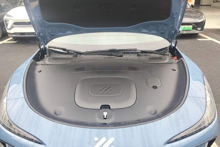 Used IM L6 2024 Max Extended-Range Version Engine Bay