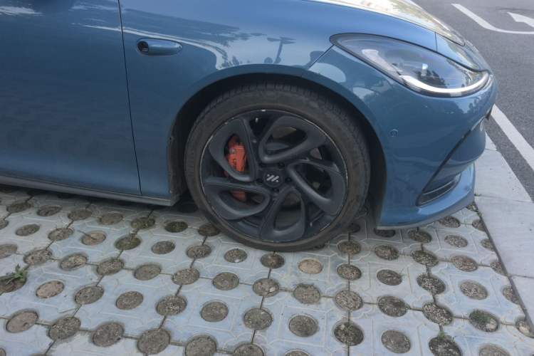 Used IM L6 2024 Max Standard Edition Right Front Wheel Hub