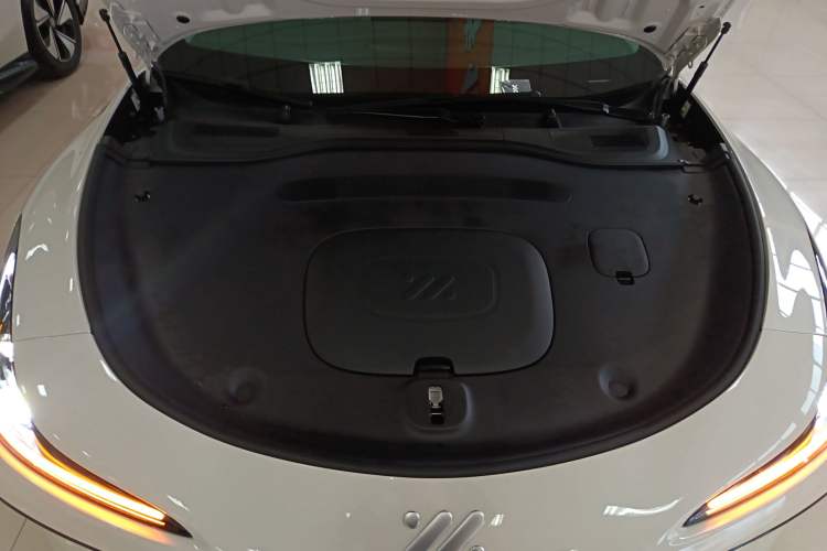 Used IM L6 2024 Max Extended-Range Version Engine Bay