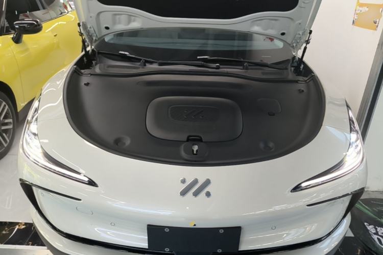 Used IM L6 2024 Max Extended-Range Version Engine Bay