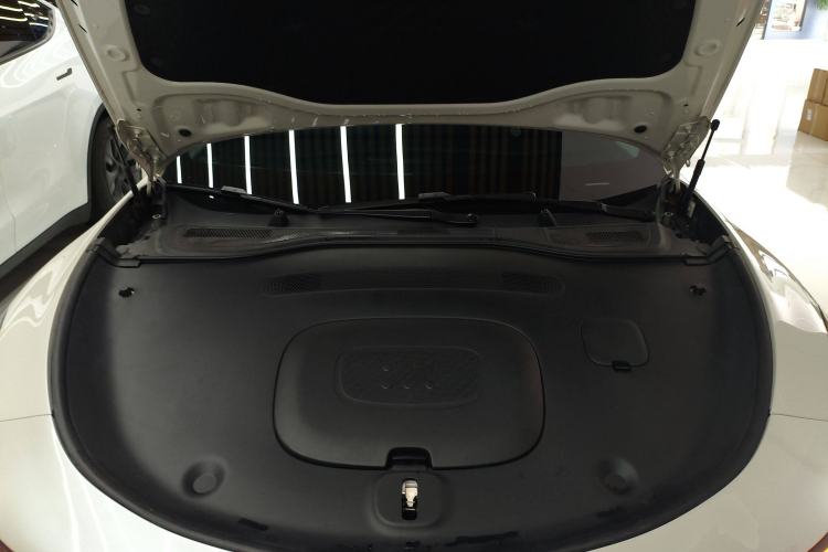 Used IM L6 2024 Max Extended-Range Version Engine Bay