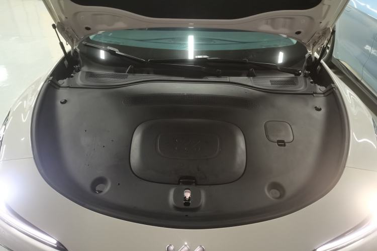 Used IM L6 2024 Max Extended-Range Version Engine Bay
