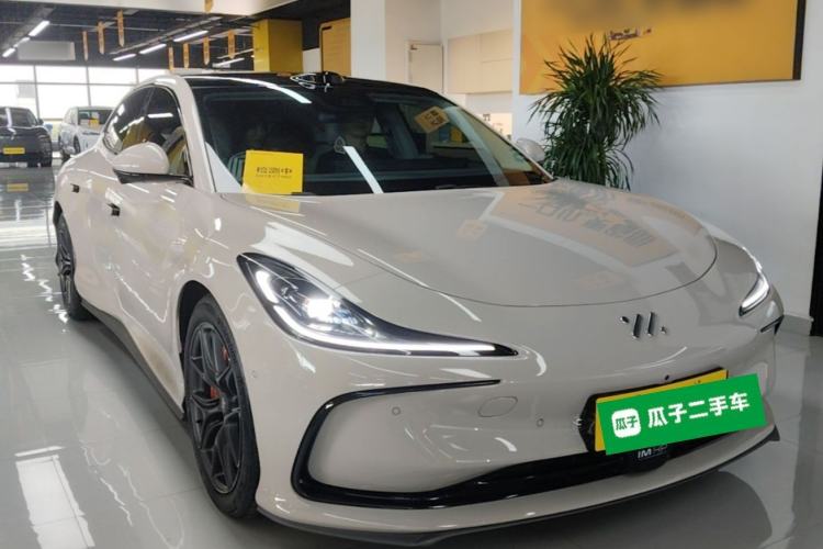 Used IM L6 2024 Max Standard Edition Front Right 45 Deg