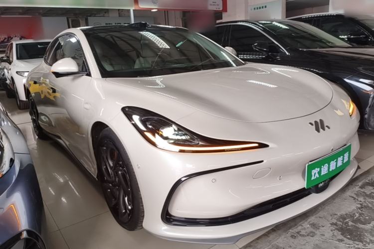 Used IM L6 2024 Max Standard Edition Front Right 45 Deg