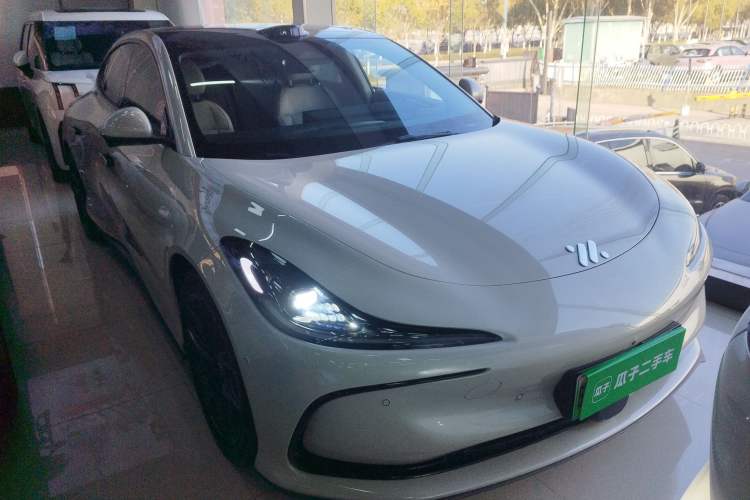 Used IM L6 2024 Max Standard Edition Front Right 45 Deg