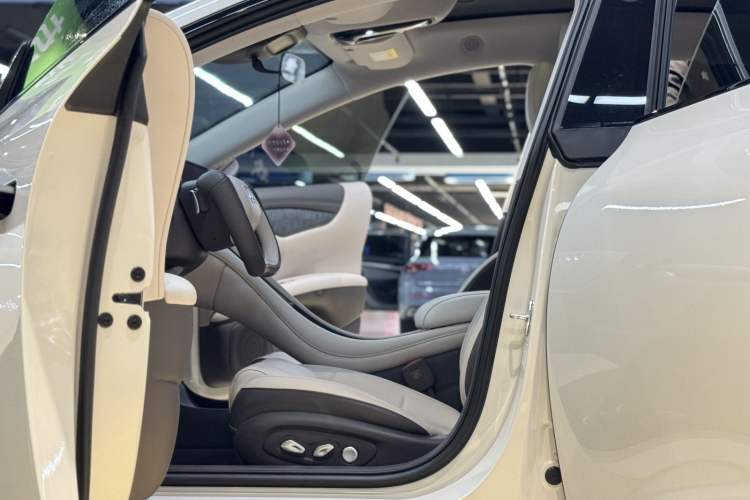 Used IM L6 2024 Max Long-Range Version Interior 2