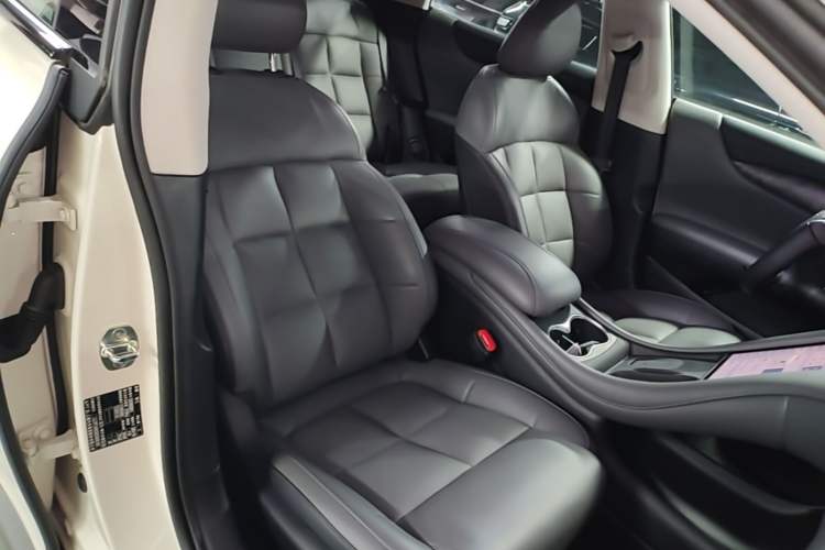 Used IM L6 2024 Max Enhanced Performance Edition Right Front Seat