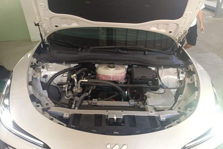 Used IM L6 2024 Max Extended-Range Version Engine Bay