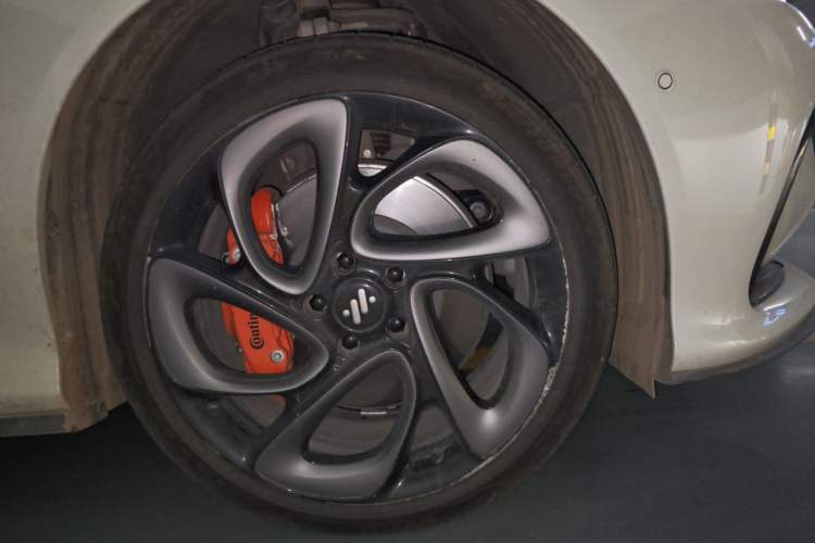 Used IM L6 2024 Max Enhanced Performance Edition Right Front Wheel Hub