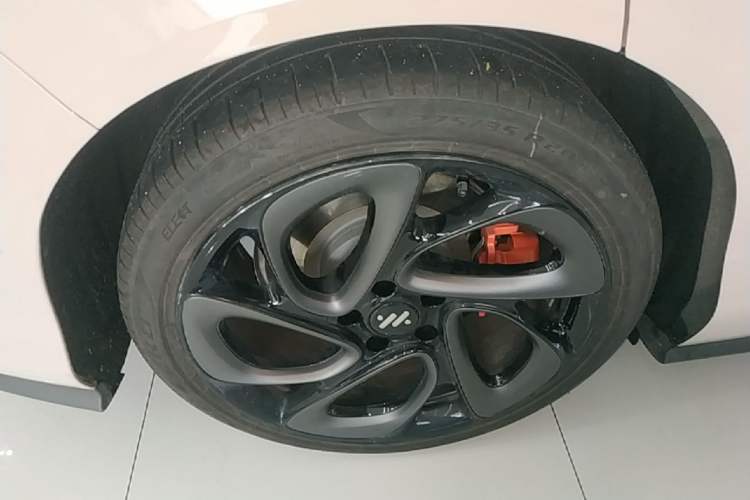 Used IM L6 2024 Max Standard Edition Right Rear Wheel Hub