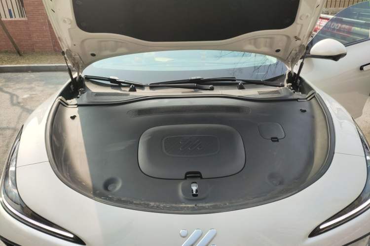 Used IM L6 2024 Max Standard Edition Engine Bay