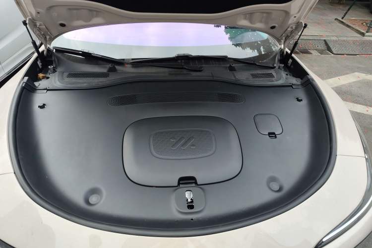 Used IM L6 2024 Max Long-Range Version Engine Bay