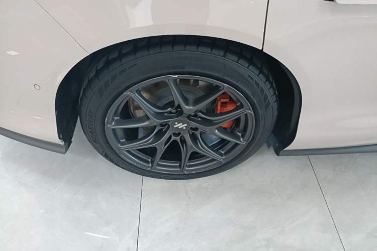 Used IM L6 2024 Max Standard Edition Right Rear Wheel Hub