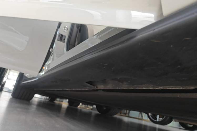 Used IM L6 2024 Max Long-Range Version Right Side Sill