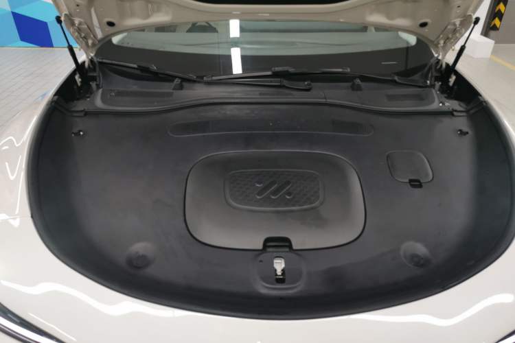 Used IM L6 2024 Max Standard Edition Engine Bay