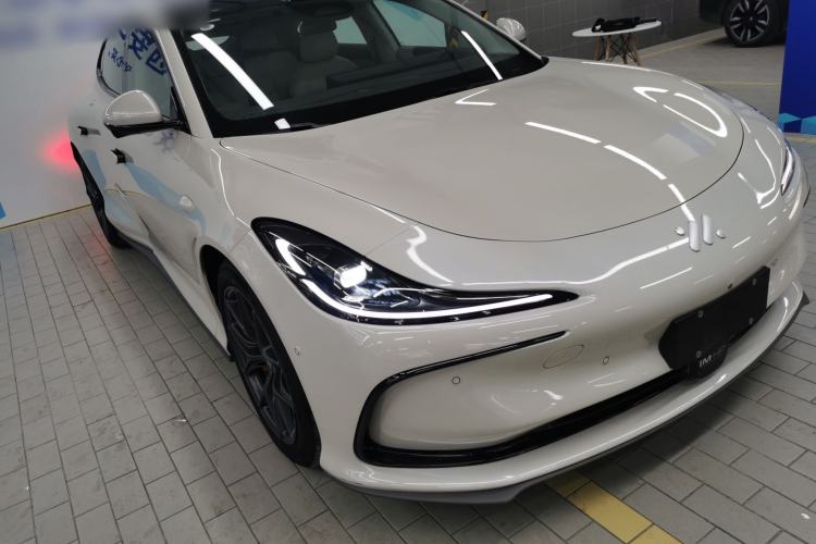 Used IM L6 2024 Max Standard Edition Front Right 45 Deg