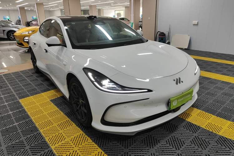 Used IM L6 2024 Max Standard Edition Front Right 45 Deg
